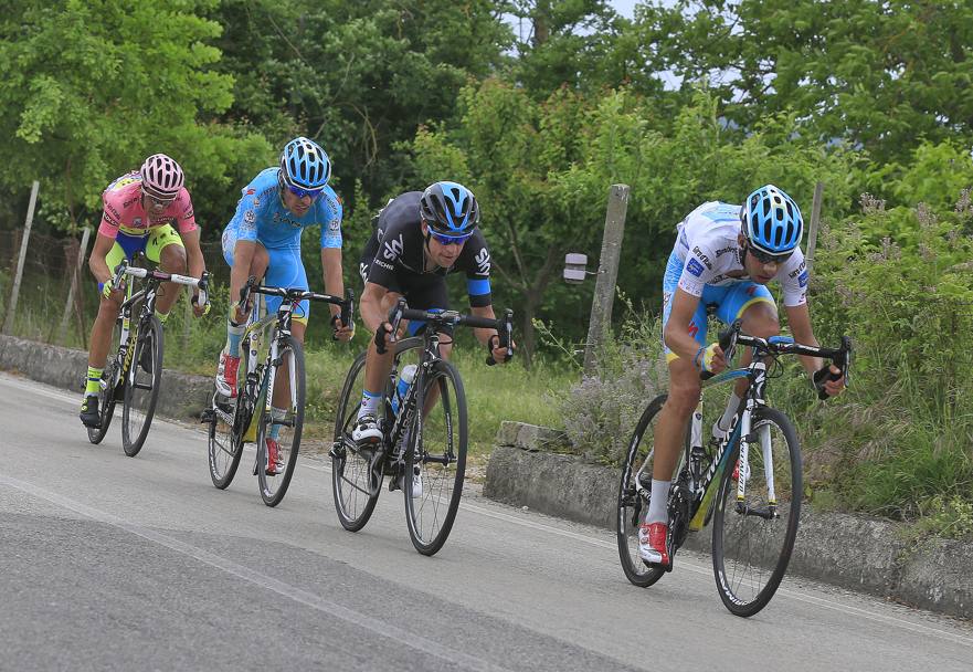 Aru, Porte, Landa e Contador in discesa dal Passo Serra. Bettini
